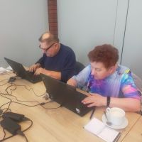 2 seniorow w trakcie kursu komputerowgo  