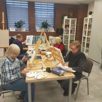 3 seniorow w trakcie malowania obrazu na sztaludze ujecie drugie  8 luty 2022  