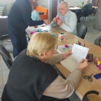 4 senioro w trakcie zajec manualnych  