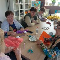 5 seniorek w trakcie prac artystycznych  