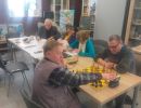 dwoch seniorow gra w szachy  