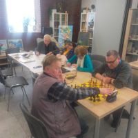 dwoch seniorow gra w szachy  