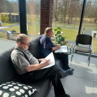 dwoch seniorow w trakcie tworzenia rysynku  