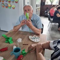 florystyka   dwoch seniorow tworzy kwiaty  