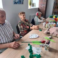 forystyka   dwoch seniorow tworzy kwiaty  