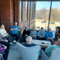 grupa seniorow w trakcie   poradnictwo psycholicznego oraz trening umiejetnosci spolecznych