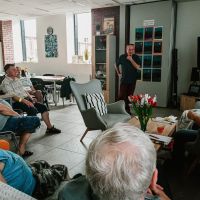 kurs fotografi   seniorow slucha prowadzacego kursu