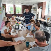 kurs fotografi   seniorzy w trackie wypelniania ankiety