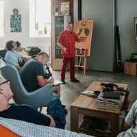 kurs fotografi  seniorzy ogladaja prezentacje