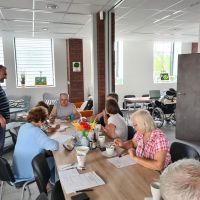 kurs fotografii   seniorzy w trakcie kursu fotografi