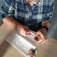 malowanie kasztanow przez jednego z uczestnikow