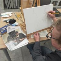 senior rysuje na podstawie forografii 18 luty