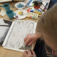 seniorka w takcie tworzenia pracy rysynkowej