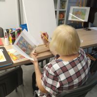 seniorka w trakcie rusynku na podstawie fotografii