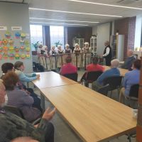 seniorzy sluchaja na zywo zespolu ledzinianie