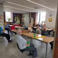 seniorzy w trakcie zajec ruchowych